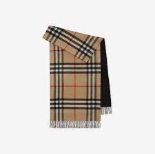 ベージュ色のバーバリーのスカーフ 正確