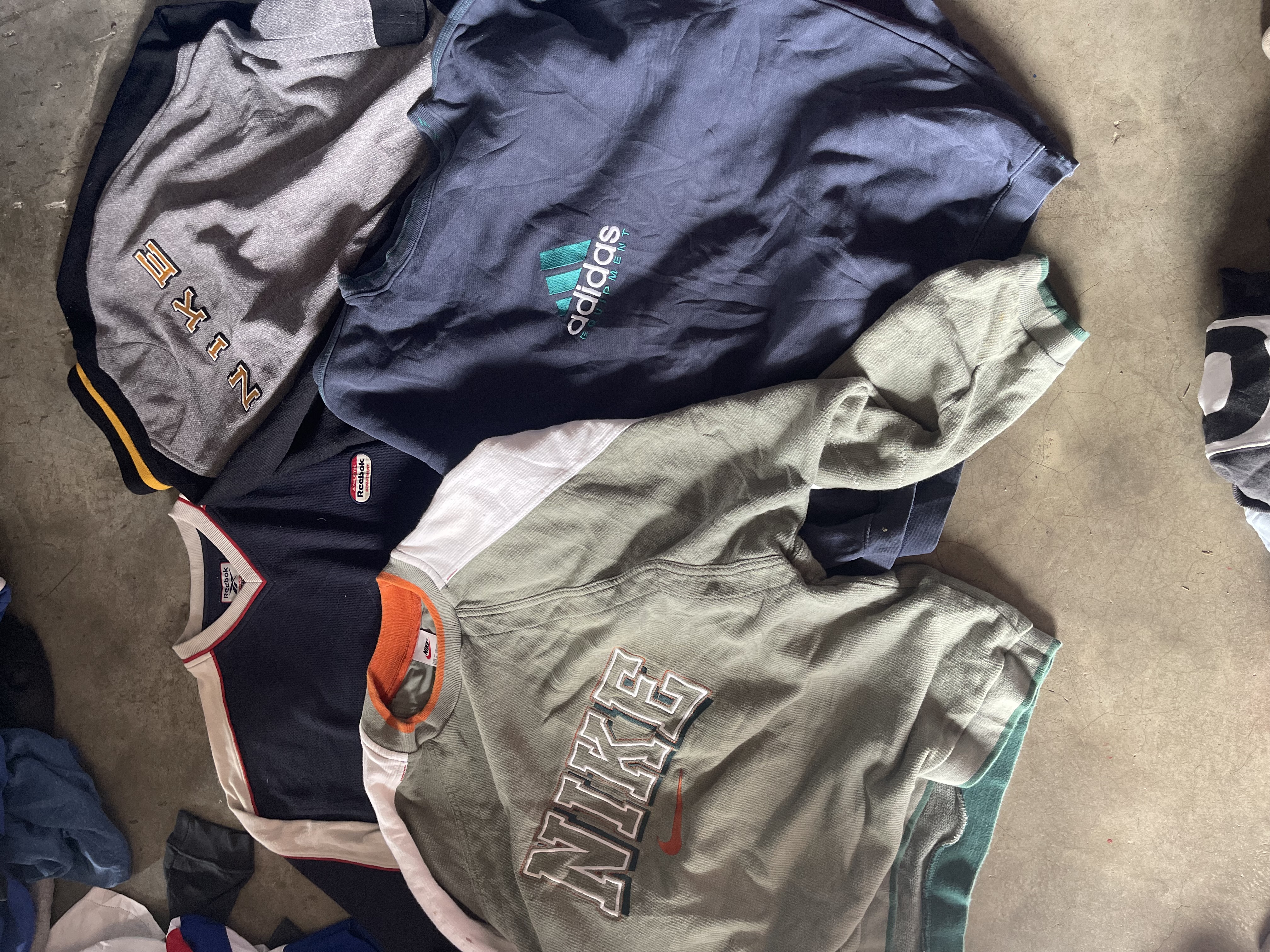 Sweatshirts à logo Nike, Adidas ------ 40 pièces