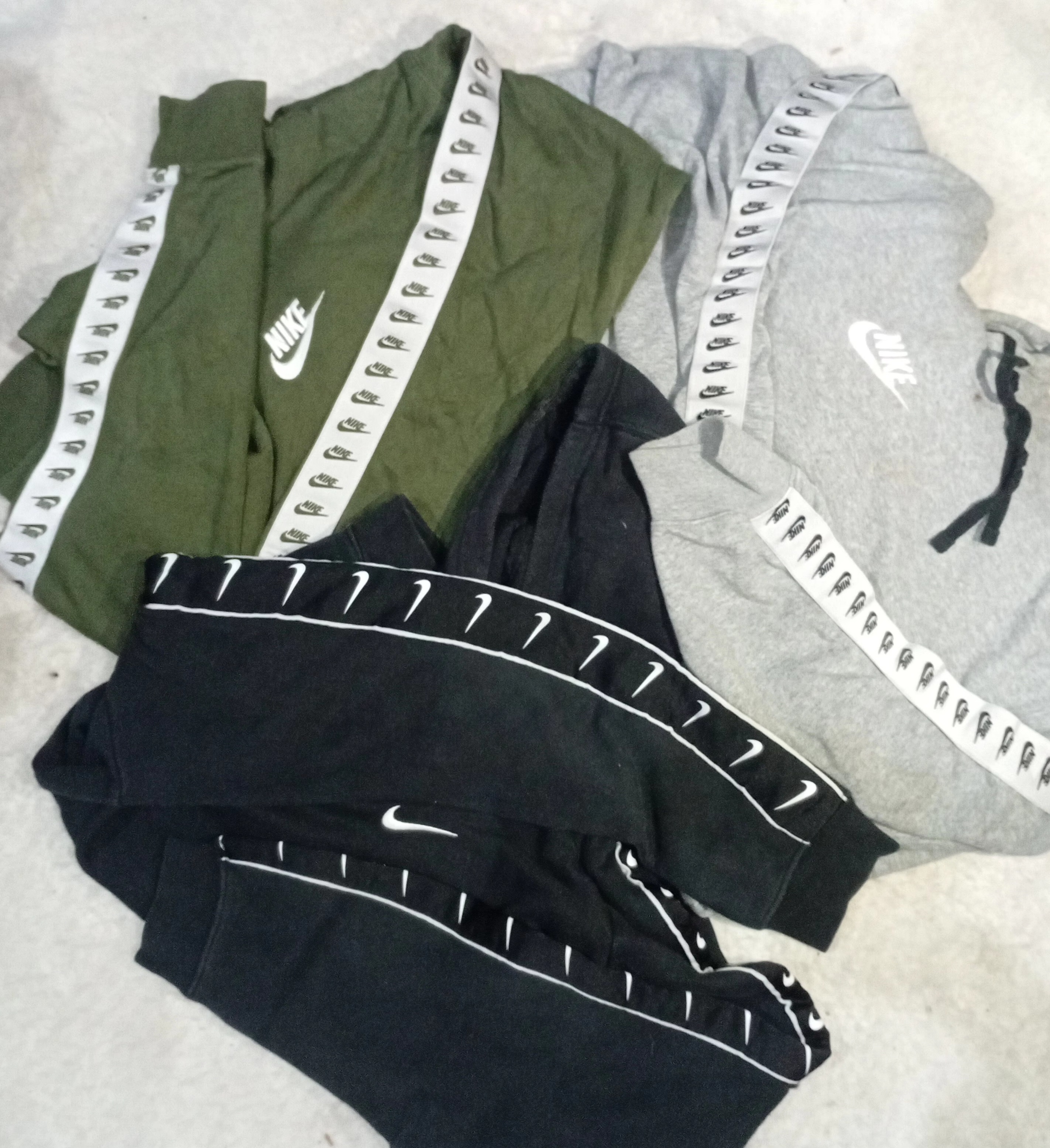 ナイキフーディ