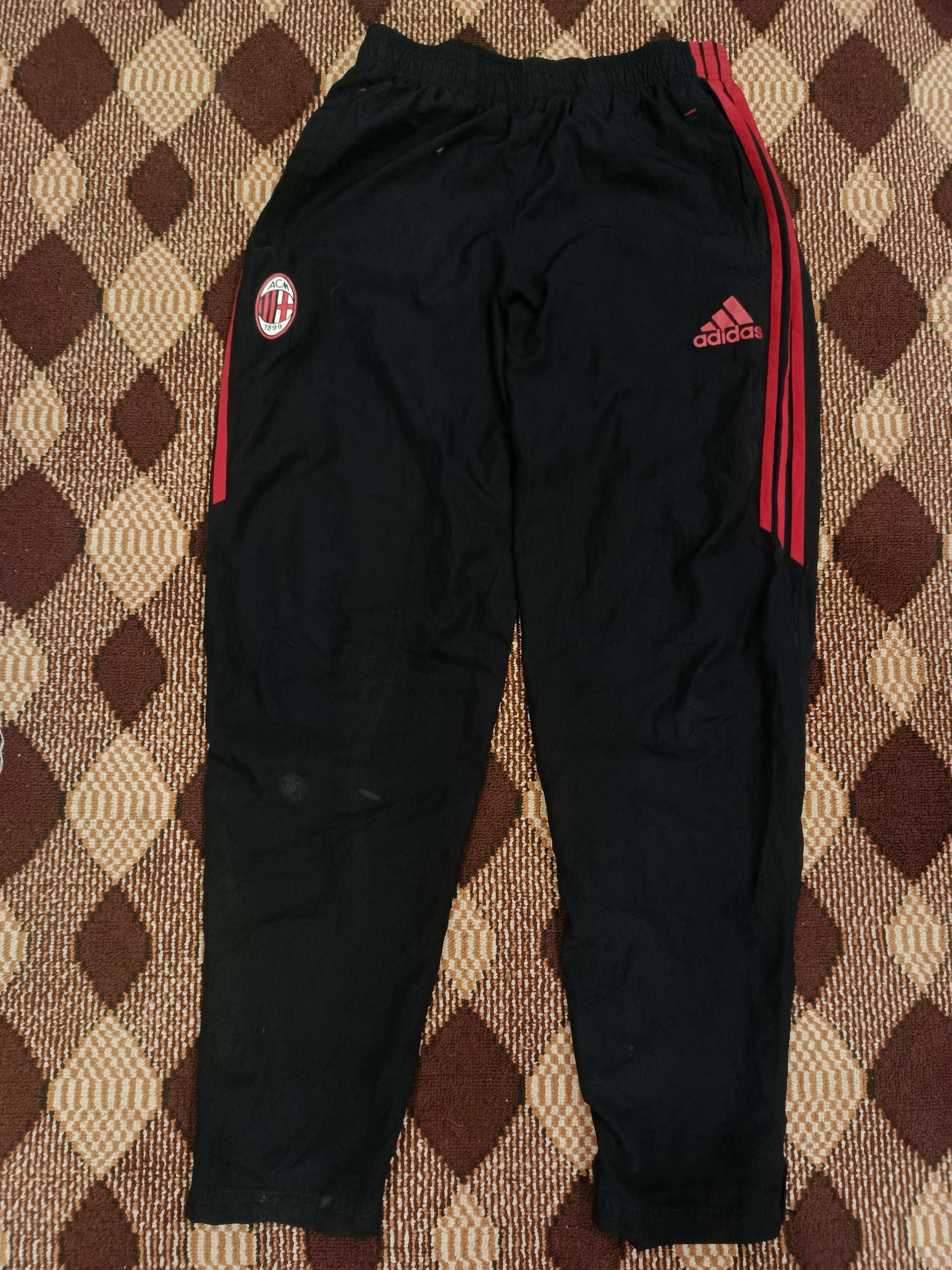 「Nikeとadidasのコラボのフットボールトラックパンツ」