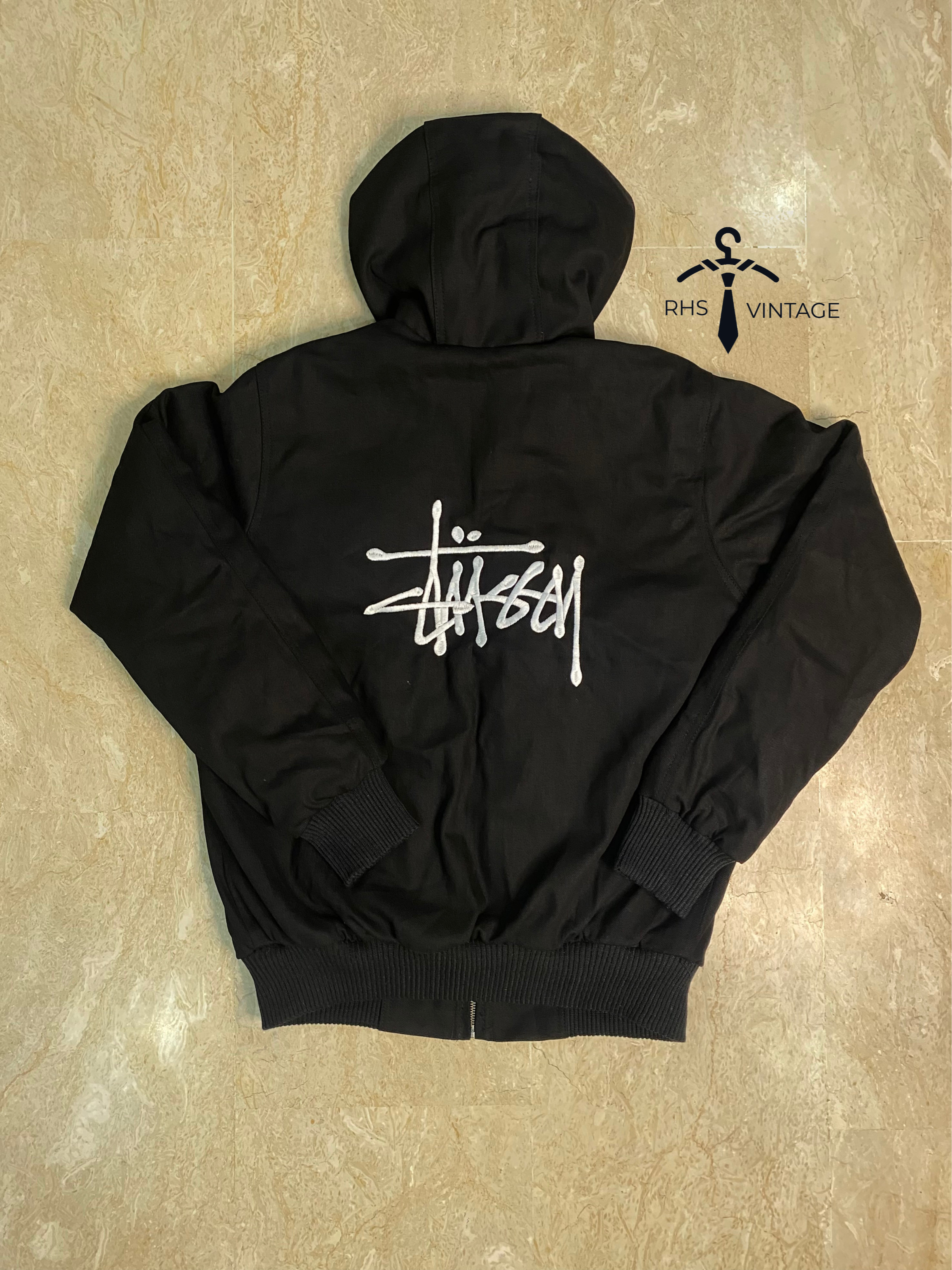 「Stussyのリワークスタイルのフロントとバックの刺繍ジャケット」