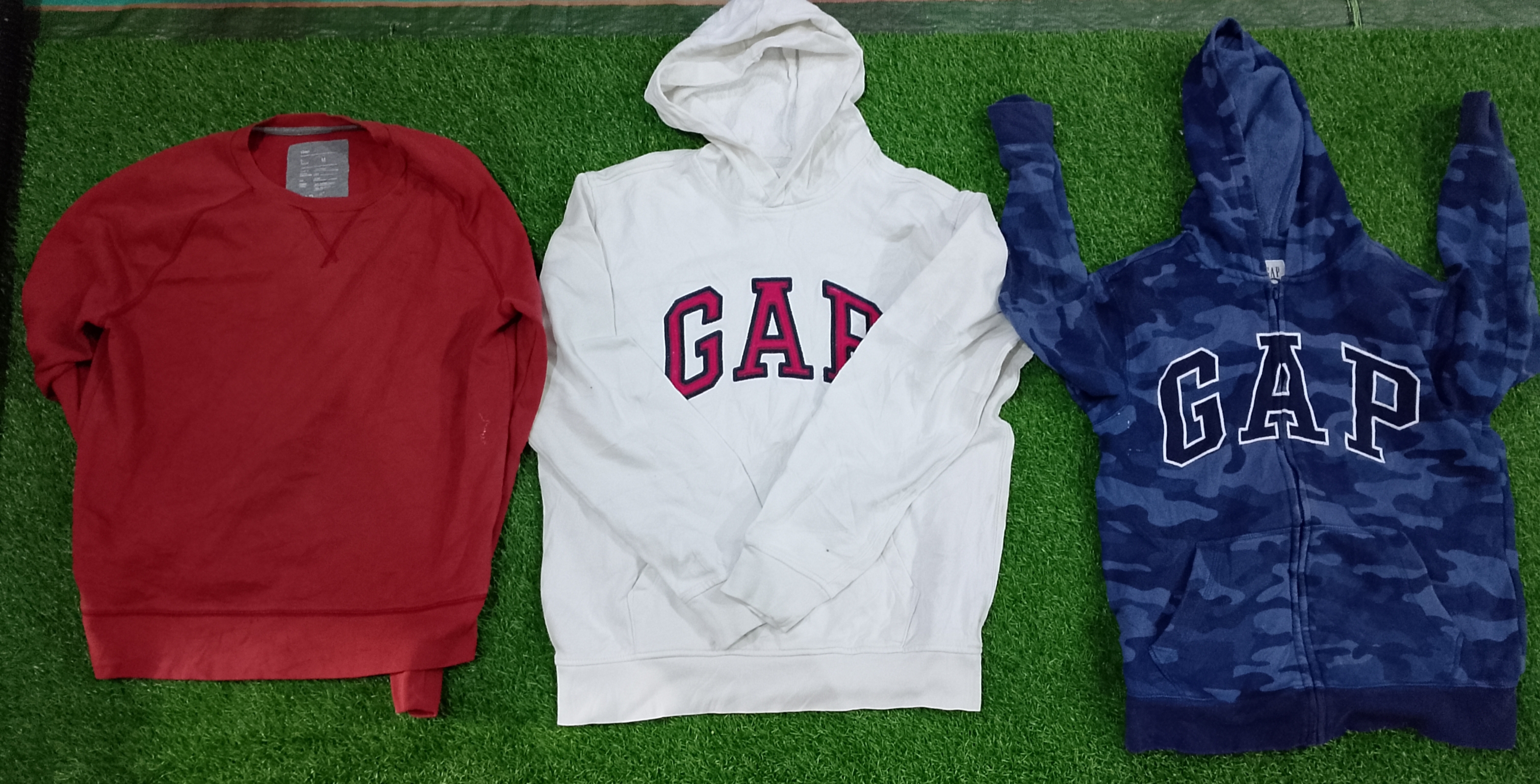 「Gapフーディーとスウェットシャツ」