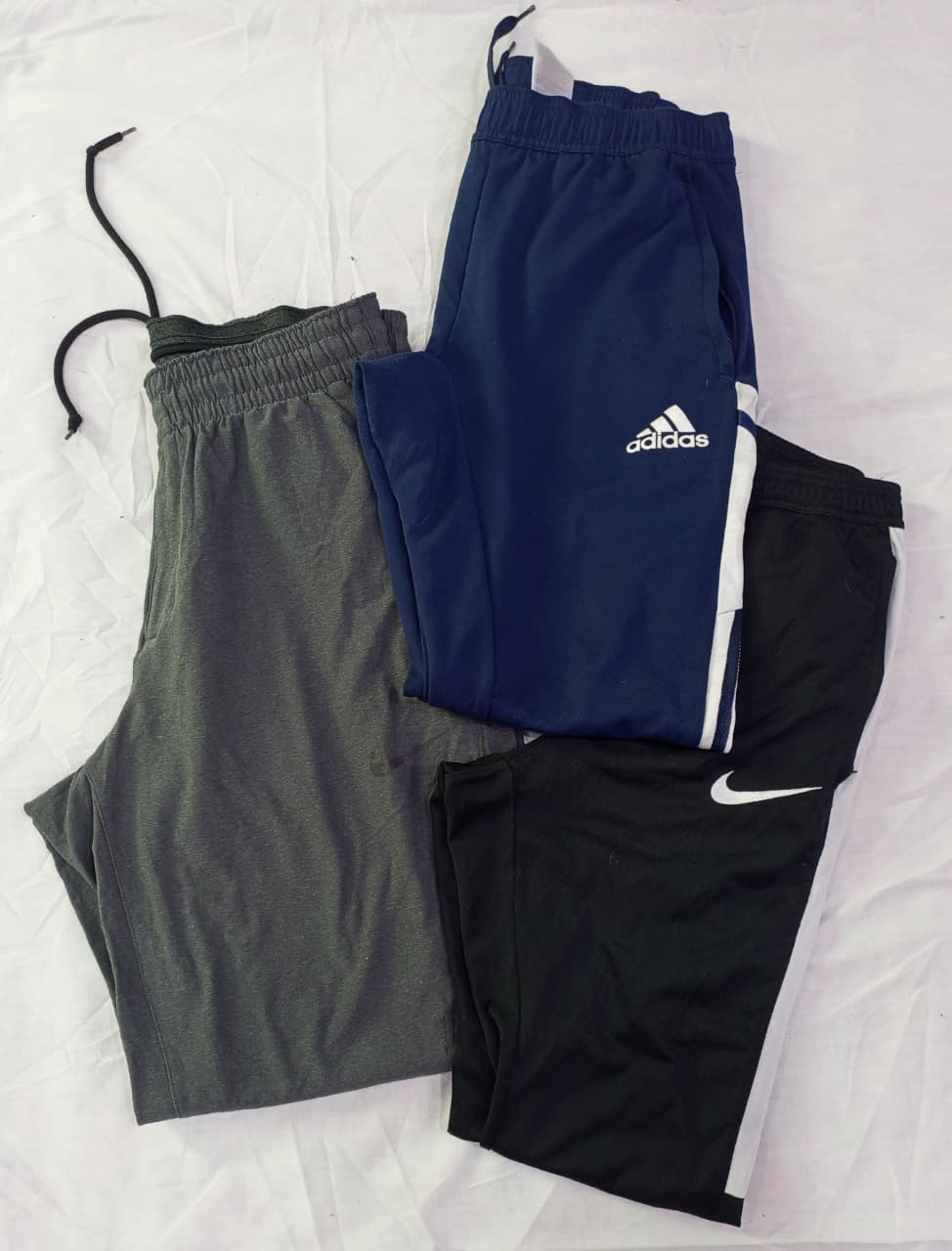 Conjunto de Pantalones Deportivos de la Marca ZV05..