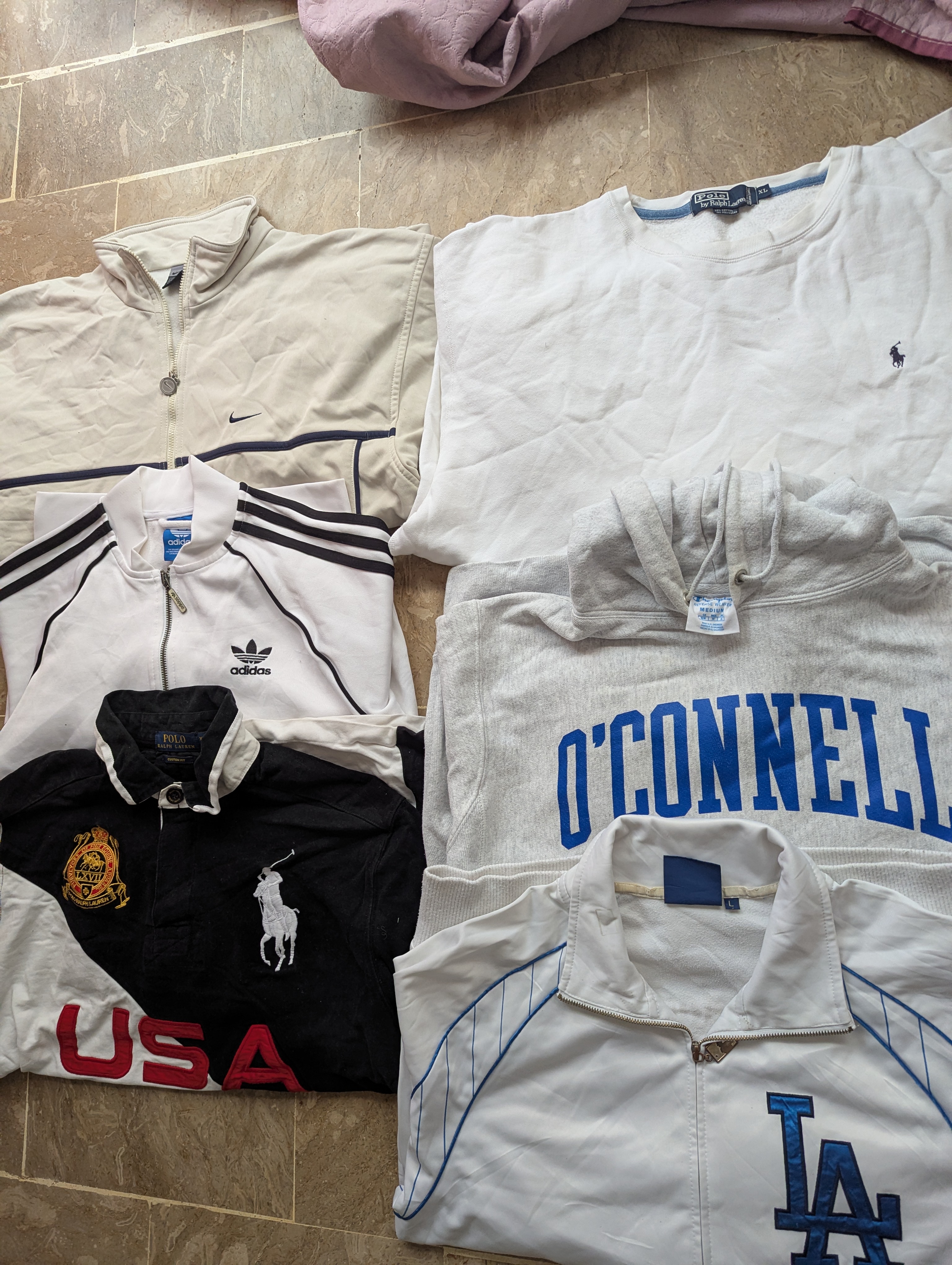 ブランドのトラックスーツとスウェットシャツをミックスする