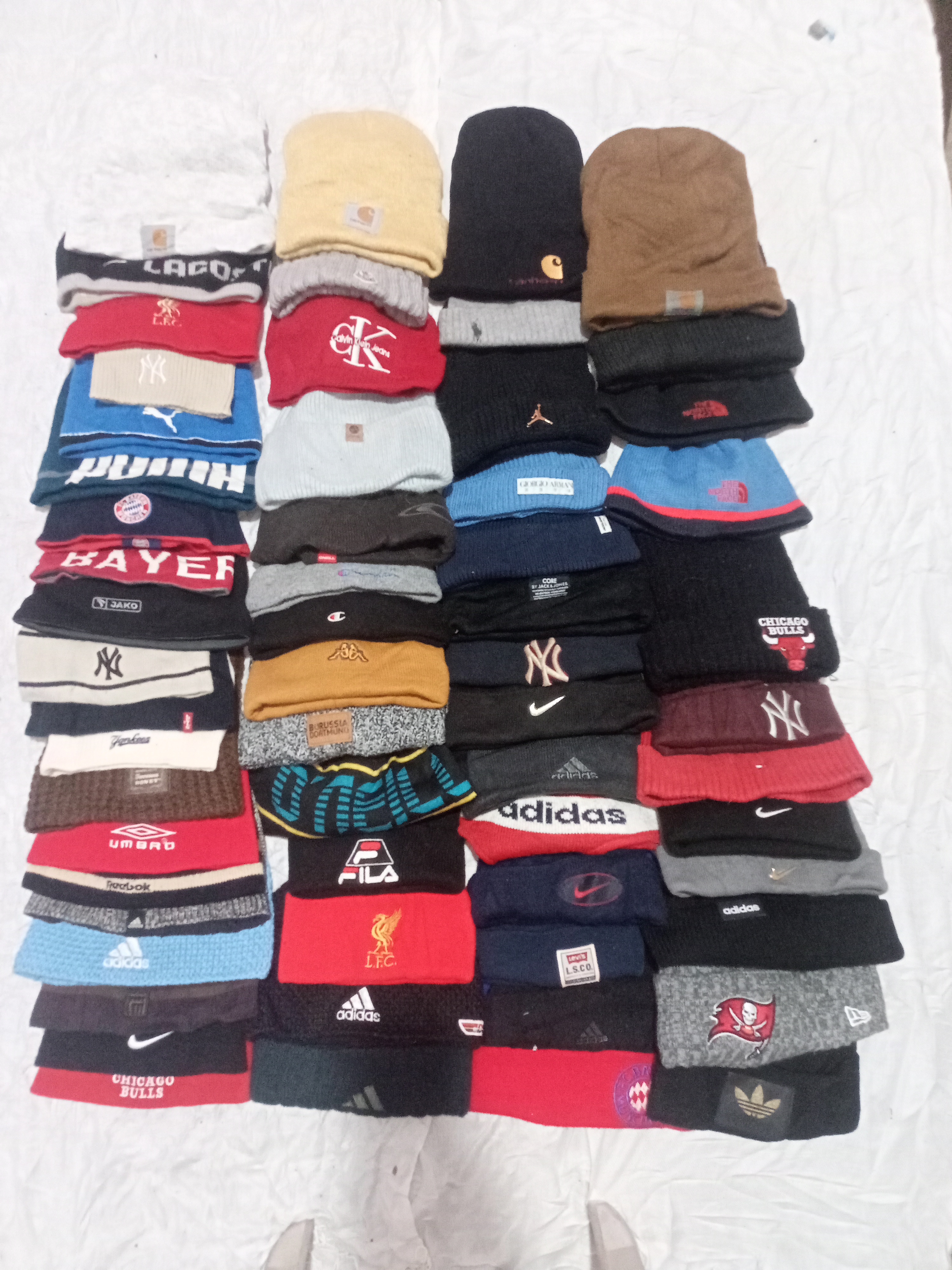 Mixed branded beanies VB602