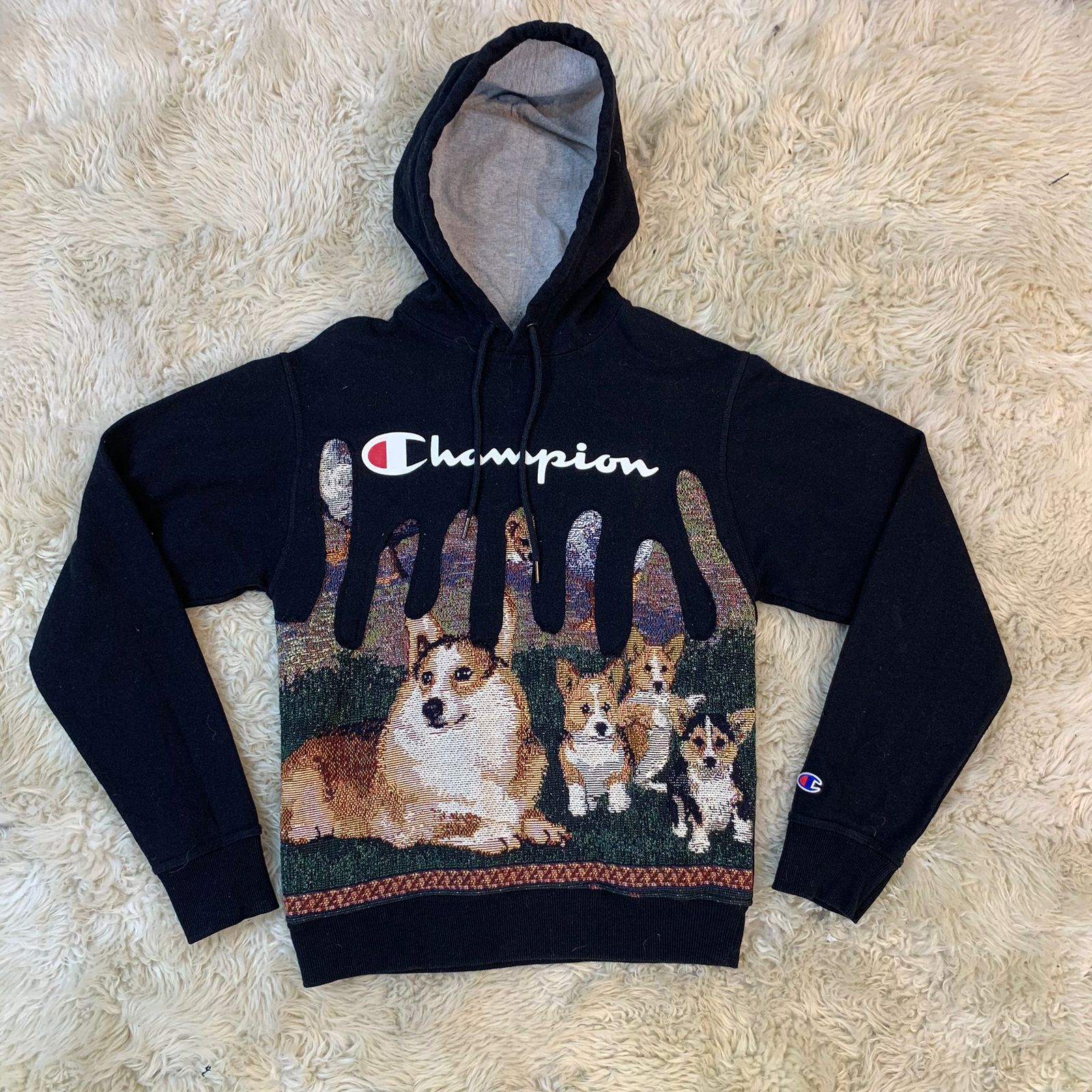 アップサイクルされたミックスブランドのフーディー、タペストリーインセット付き