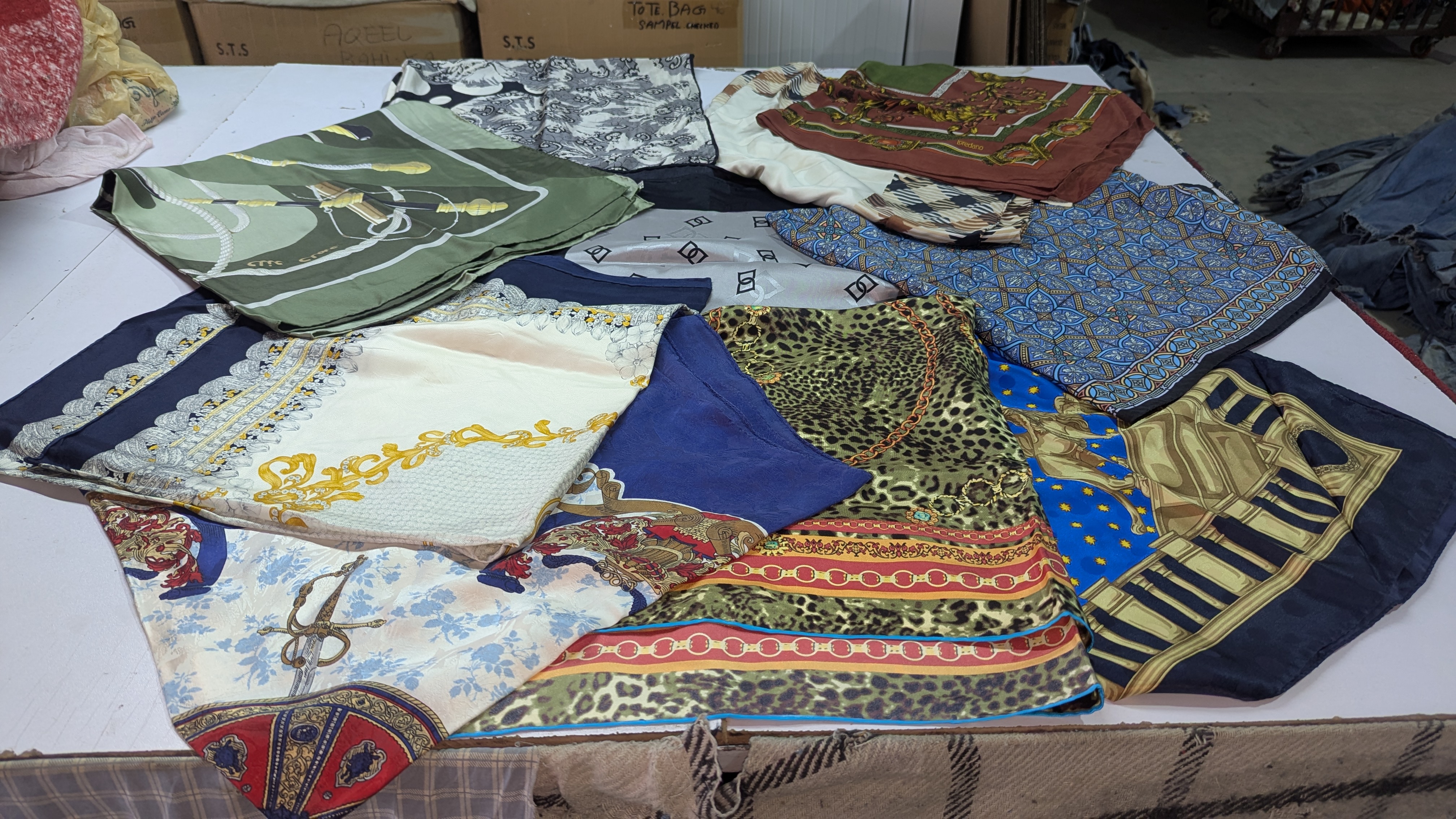 ヴィンテージヨーロッパシルクスカーフ - 手巻きのエッジ