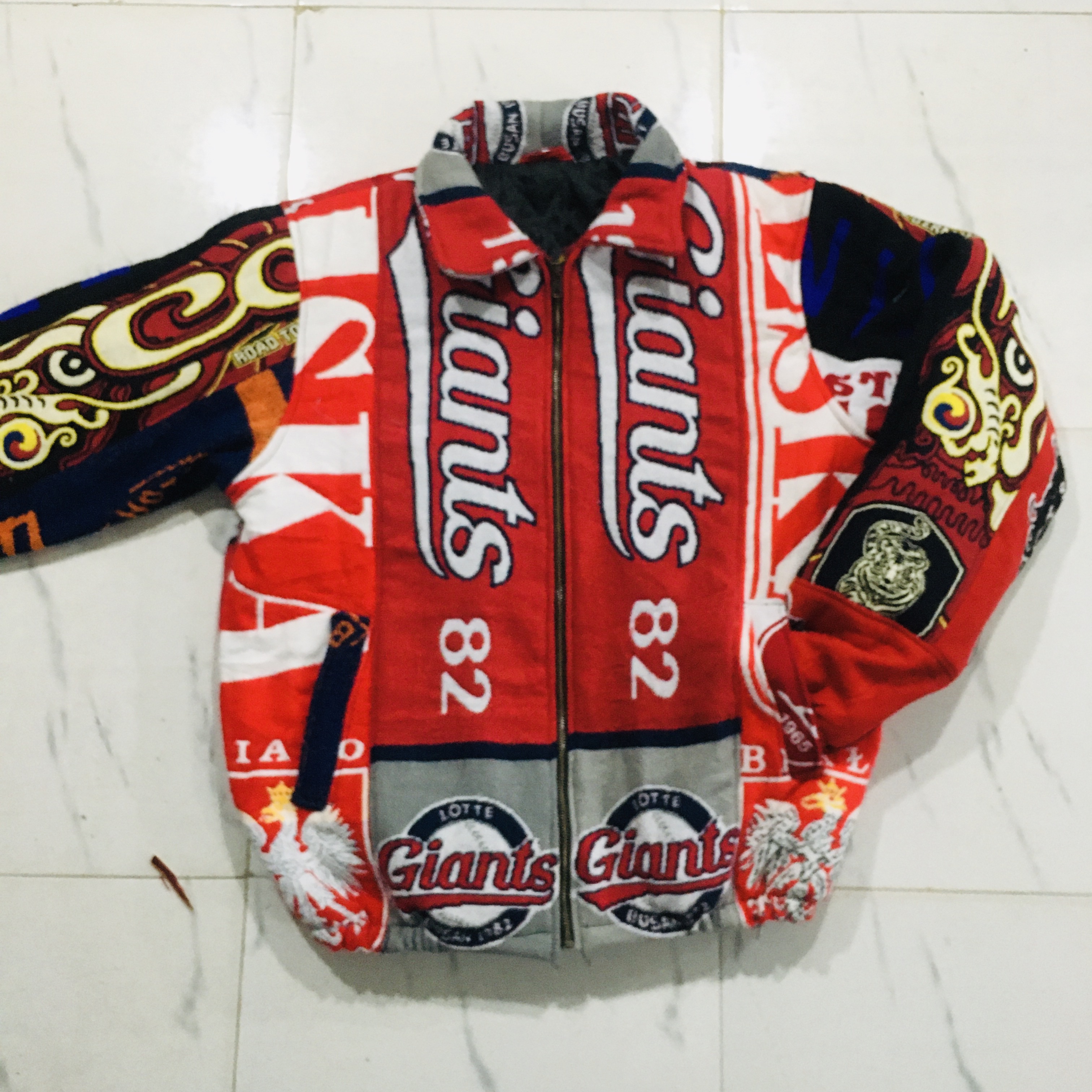 アップサイクルされたフットボールスカーフジャケット