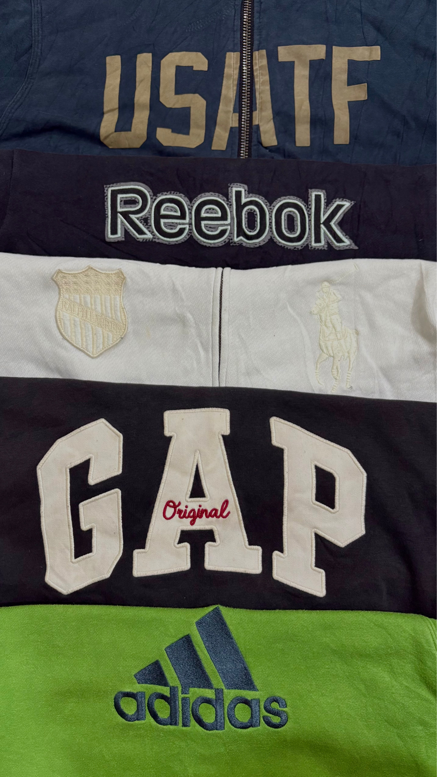 ブランド付きスウェットシャツ