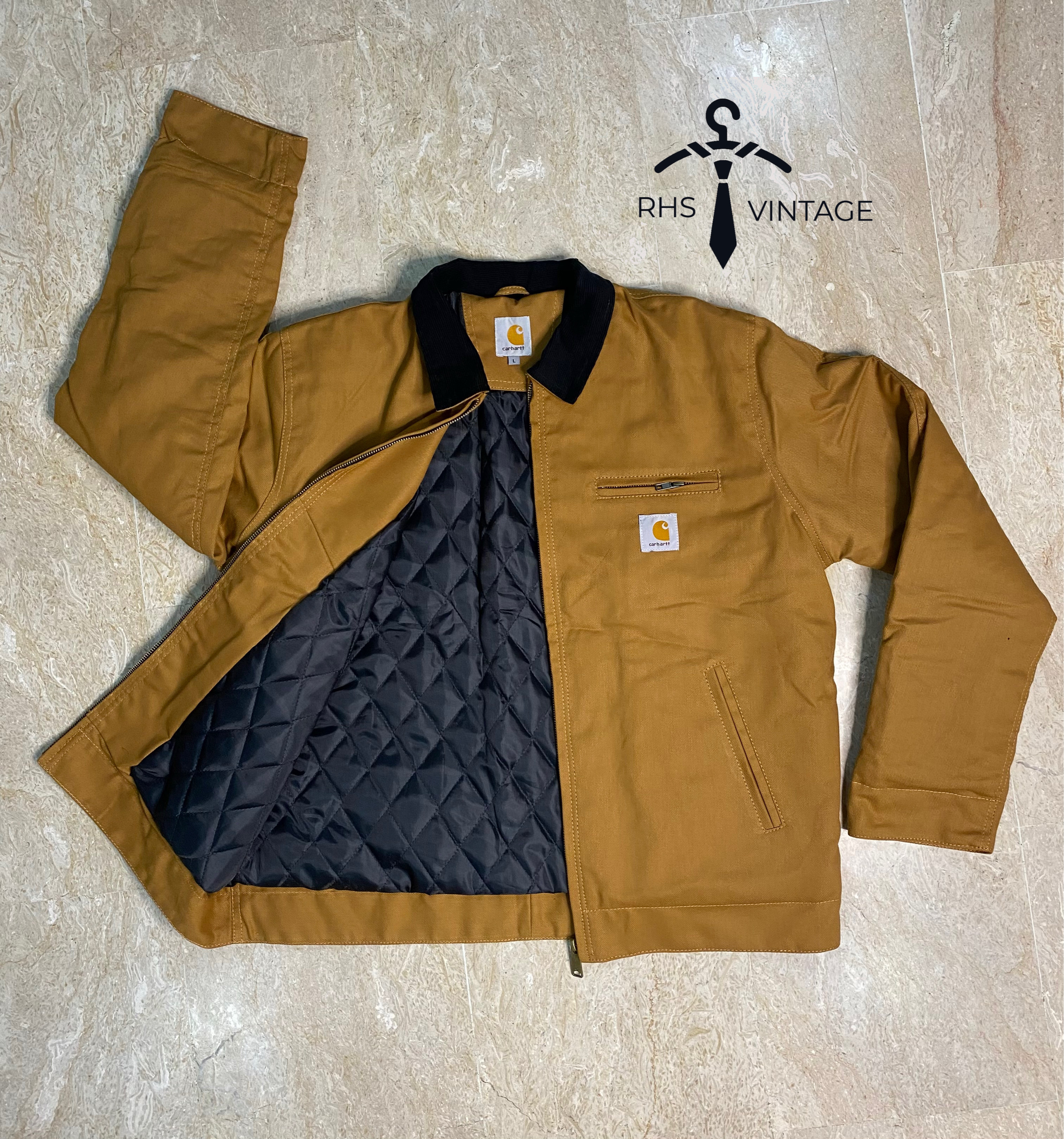 「Carharttリワークスタイルタンカラージャケット」