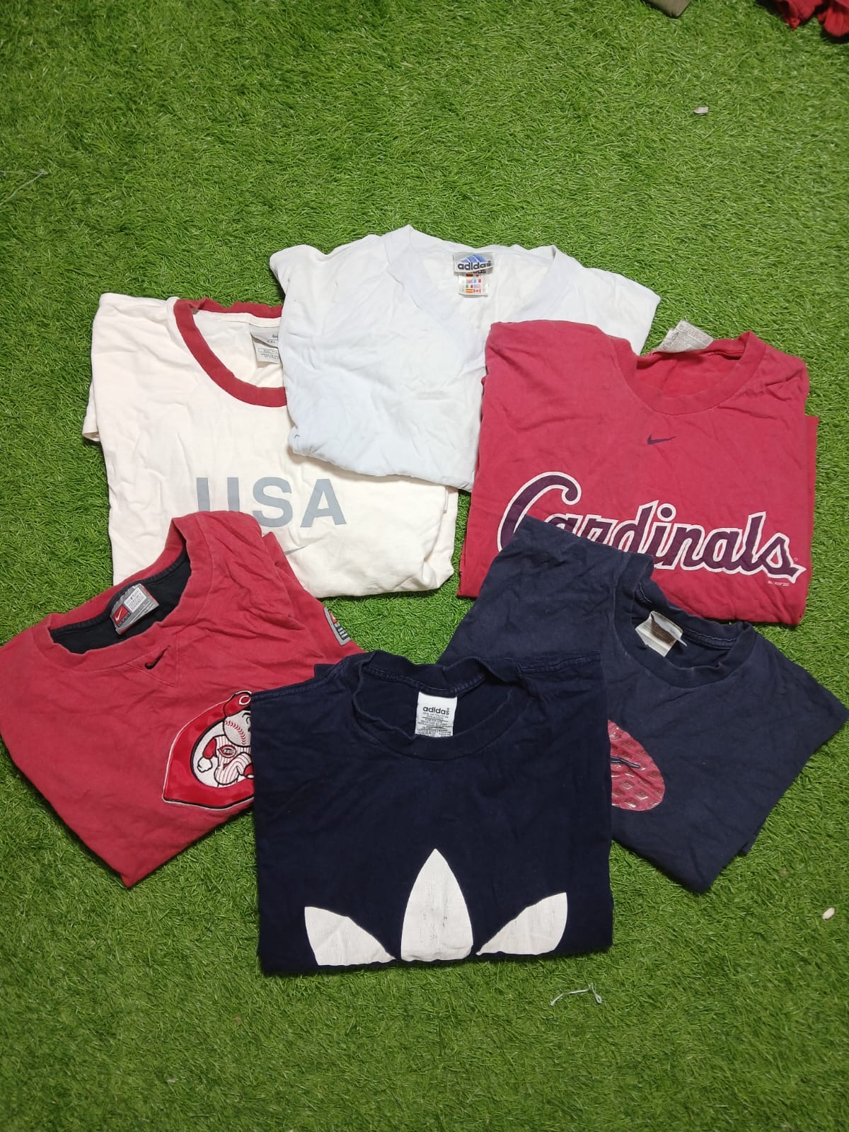 「NikeとadidasのTシャツ」