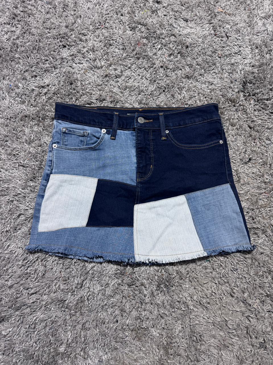 アップサイクルされたリーバイスのパッチ付きスカート