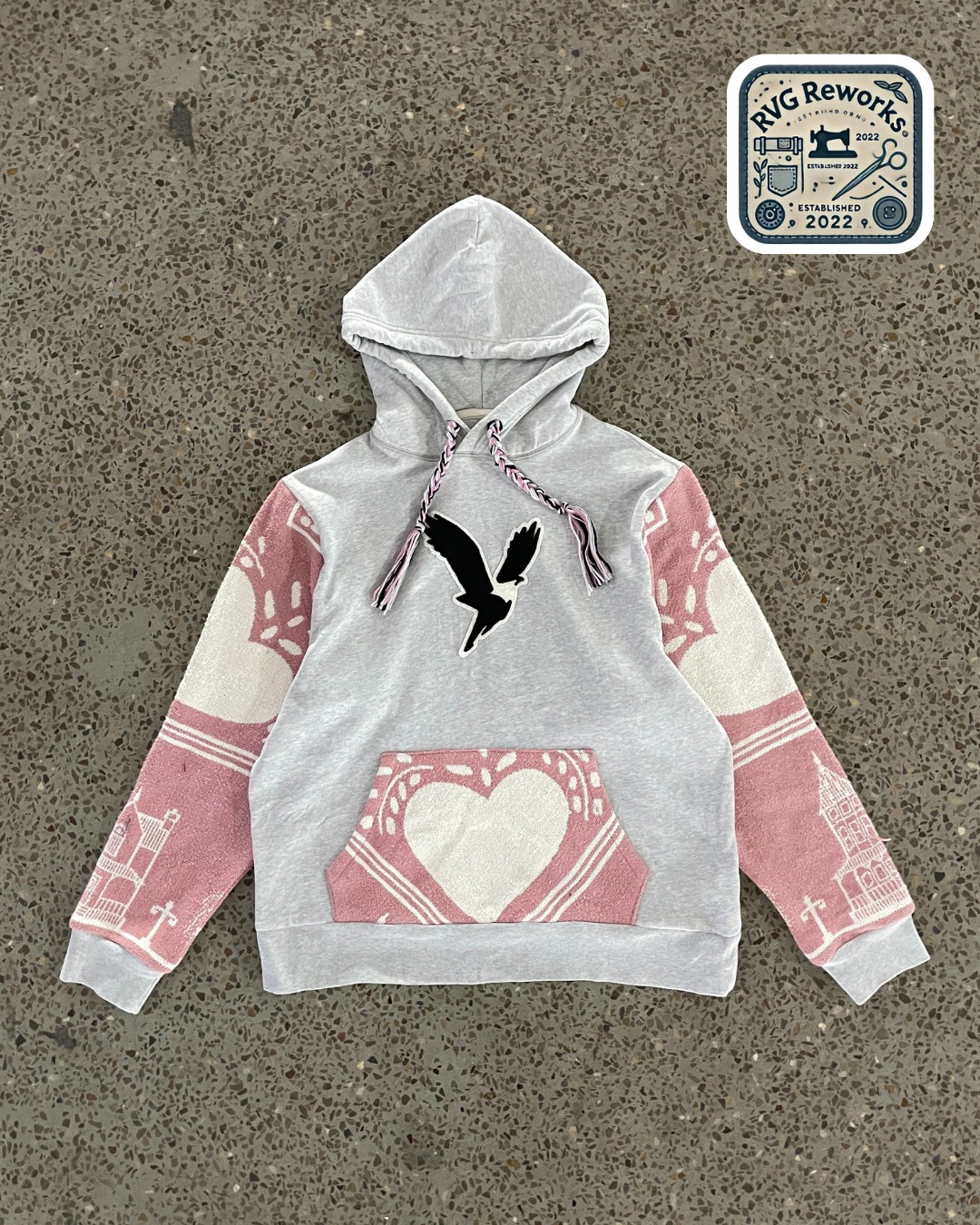 Cappuccio sportivo con manica in arazzo riciclato