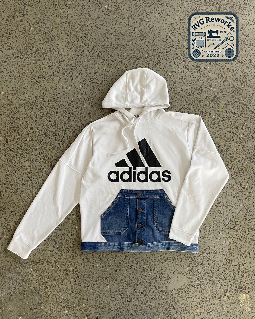 Pull Adidas upcyclé avec détail en denim